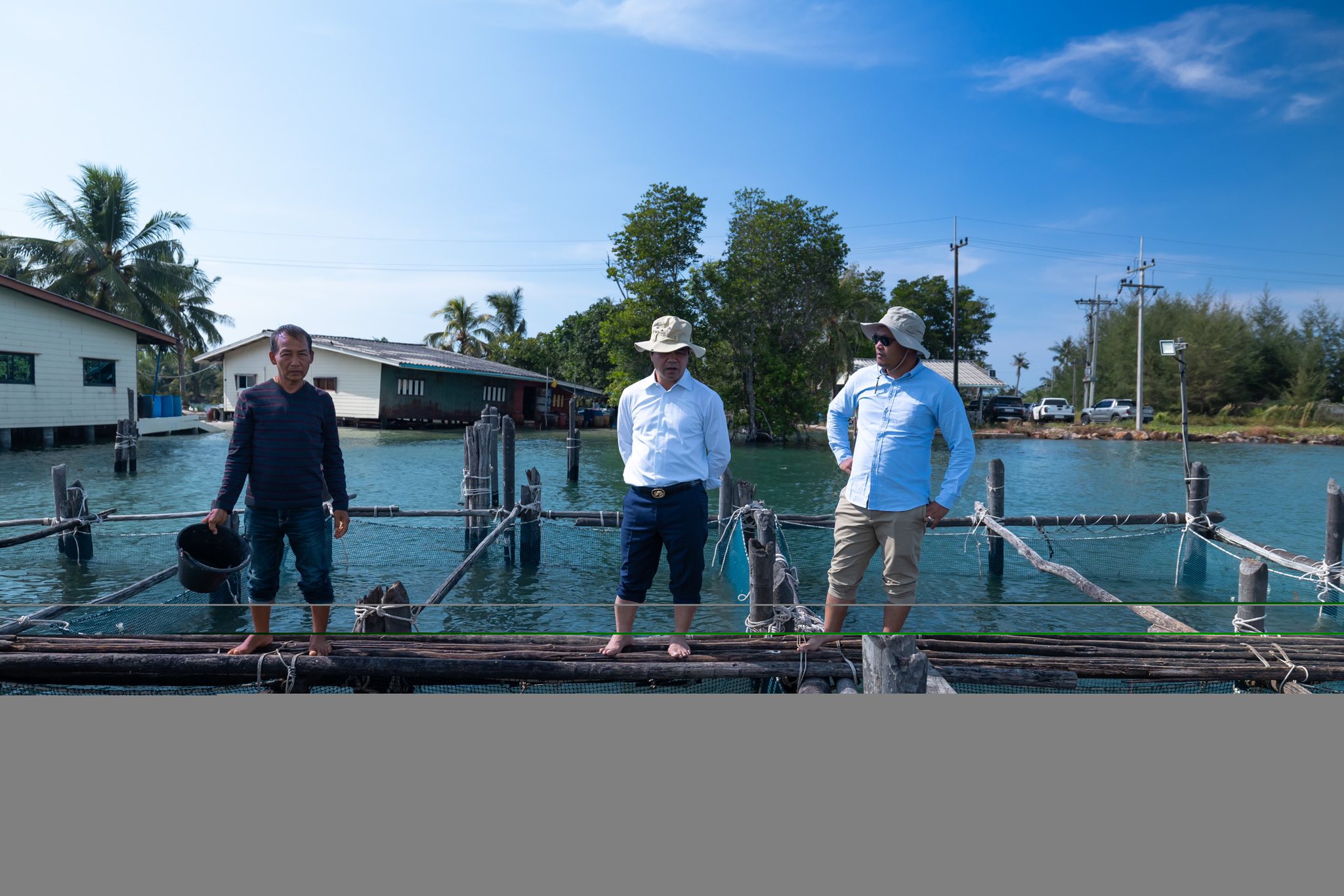 ឯកឧត្តមបណ្ឌិត កៅ ថាច និងសហការីអញ្ជើញទស្សនកិច្ច ពិនិត្យមើលកសិដ្ឋានចិញ្ចឹមត្រីឆ្ពង់ និងត្រីតុកែ ស្ថិតនៅស្រុកមណ្ឌល សីម៉ា ខេត្តកោះកុង