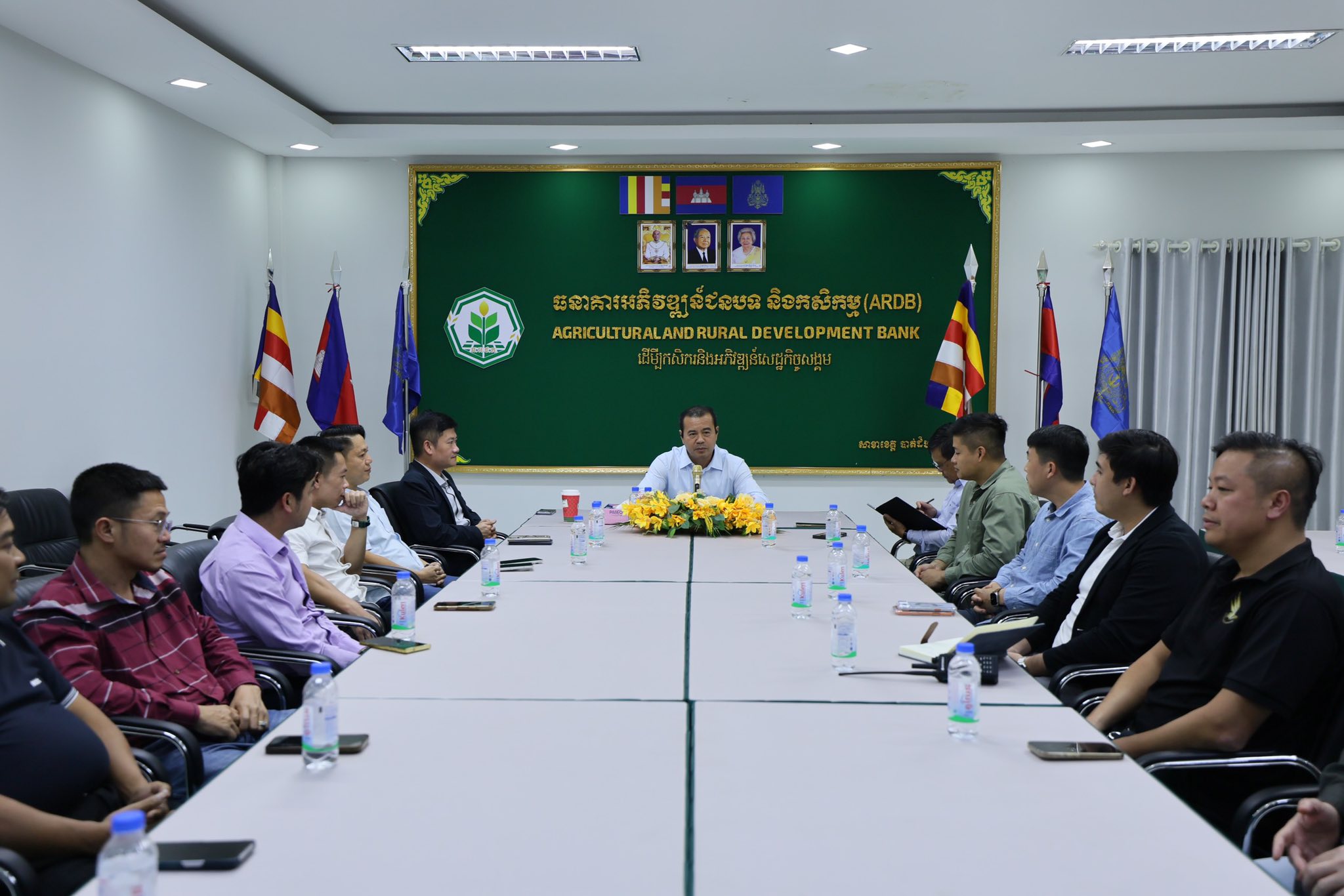 ឯកឧត្តមបណ្ឌិត កៅ ថាច ដឹកនាំកិច្ចប្រជុំ ត្រួតពិនិត្យមើលការប្រើប្រាស់មូលនិធិពិសេសរបស់រាជរដ្ឋាភិបាល  និងដាក់ចេញ វិធានការដោះស្រាយបញ្ហាស្រូវចាល់ស្តុក និងការប្រកួតប្រជែងទីផ្សារ