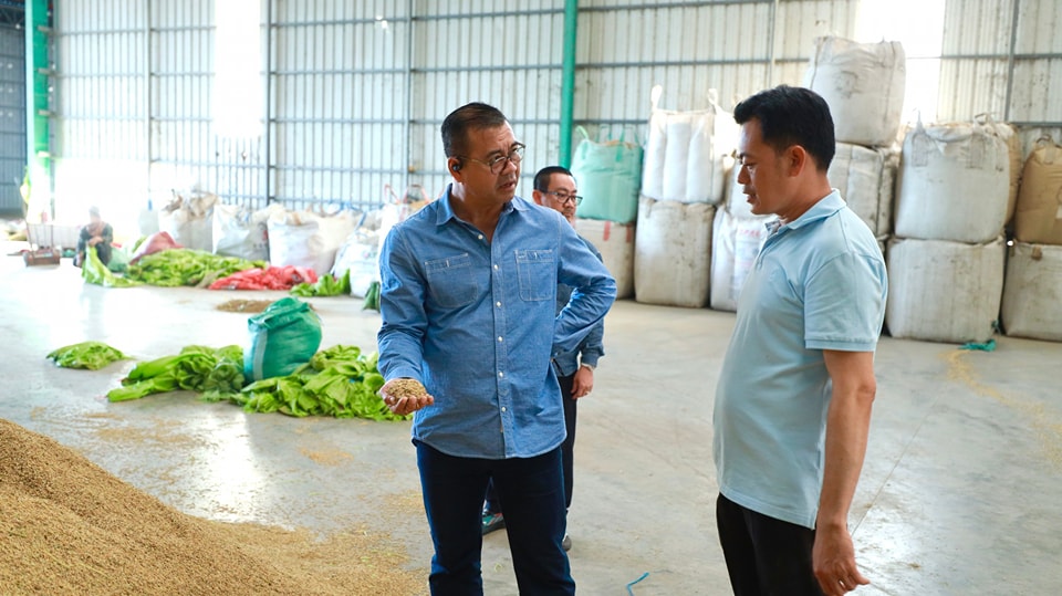 ឯកឧត្តមបណ្ឌិត កៅ ថាច ចុះពិនិត្យវឌ្ឍនភាពនៃការប្រមូលទិញស្រូវ និងស្តុកស្រូវ-អង្ករ នៅខេត្តសៀមរាប និងកំពង់ធំ