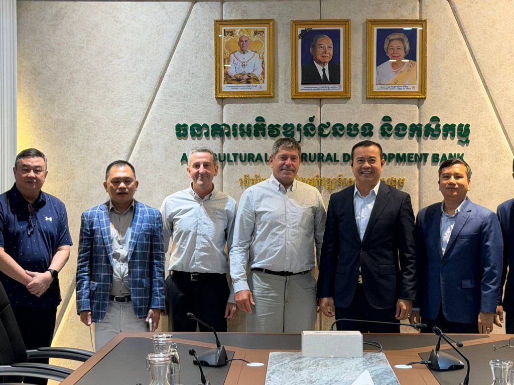 ឯកឧត្ដមបណ្ឌិតប្រតិភូ កៅ ថាច អនុញ្ញាតឱ្យ អ្នកជំនាញចិញ្ចឹមគោយកទឹកដោះ មកពីប្រទេសណូវ៉ែលហ្សេឡង់ ចូលជួបពិភាក្សា