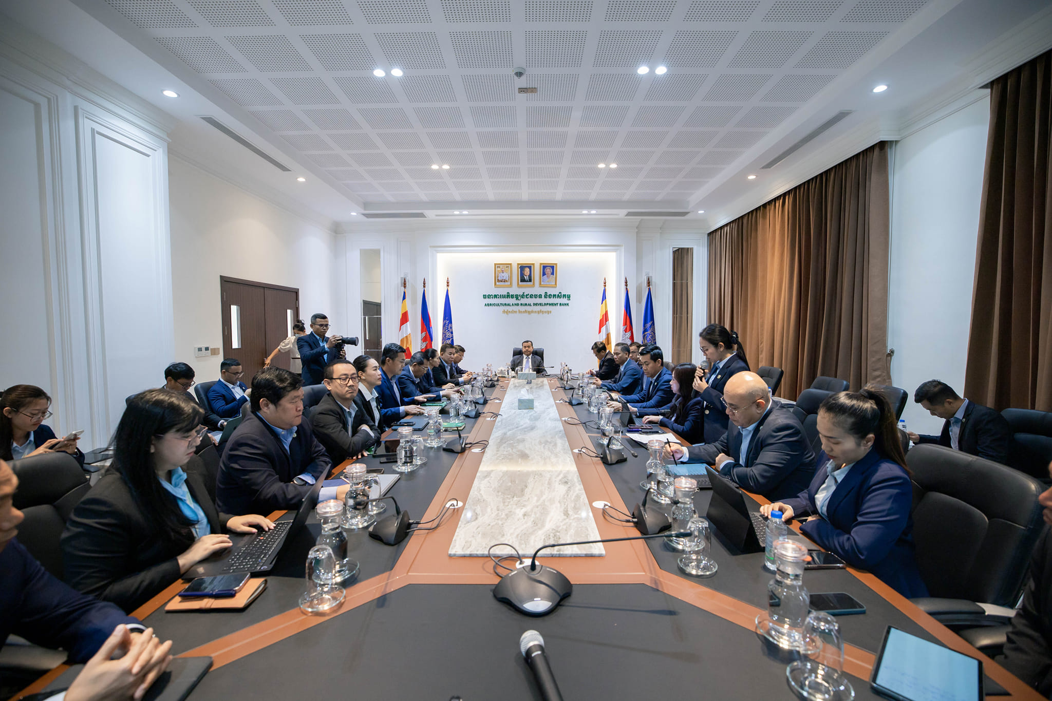 ឯកឧត្តមបណ្ឌិត កៅ ថាច ដឹកនាំកិច្ចប្រជុំប្រចាំឆ្នាំ ដើម្បីពិនិត្យមើលលទ្ធផលការងារសម្រេចបាន និងការប្រឈម នៅក្នុងឆ្នាំ២០២៥ ព្រមទាំងលើកទិសដៅការងារឆ្នាំ២០២៦