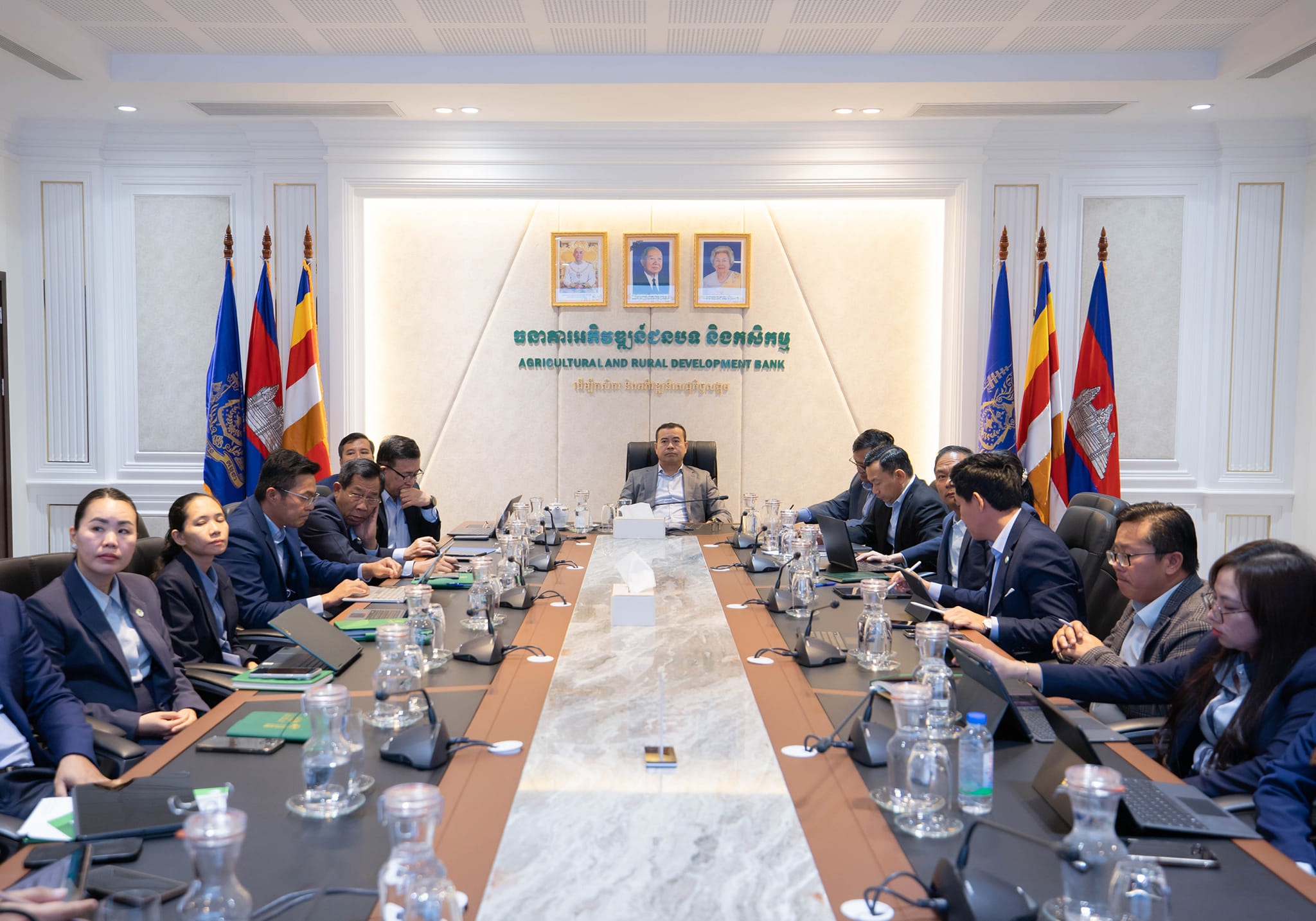 ឯកឧត្ដមបណ្ឌិតប្រតិភូ កៅ ថាច ដឹកនាំកិច្ចប្រជុំថ្នាក់ដឹកនាំ ដើម្បីពិនិត្យ និងពិភាក្សាលើសេចក្ដីព្រាង“ផែនការអាជីវកម្ម ៣ឆ្នាំរំកិល ឆ្នាំ២០២៦-២០២៨ របស់ធនាគារ ARDB”