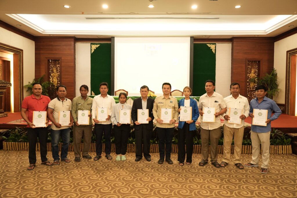 តំណាងធនាគារ ARDB បានចូលរួមក្នុងពិធីចុះហត្ថលេខាលើកិច្ចព្រមព្រៀងហិរញ្ញប្បទានក្នុងគម្រោងពិពិធកម្មកសិកម្មកម្ពុជា (CASDP) និងសហគមន៍កសិកម្មទំនើបសរុបចំនួន៩