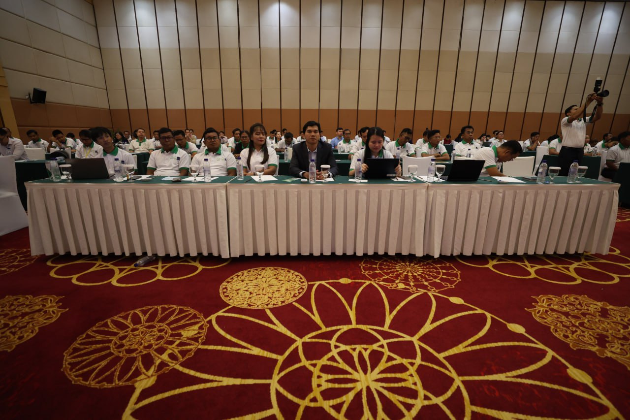 នាយកដ្ឋានផ្នែកលក់ និងទីផ្សារ និងនាយកដ្ឋានឥណទាន នៃធនាគារ ARDB បានចូលរួមផ្សព្វផ្សាយផលិតផលនិងសេវាកម្មរបស់ធនាគារនៅក្នុងវេទិកាស្តីពី “ការផ្គូផ្គងរវាងគ្រឹះស្ថានហិរញ្ញវត្ថុជាមួយកសិធុរកិច្ច សហគមន៍កសិកម្ម និងពិធីតាំងបង្ហាញផលិតផលកសិកម្ម ក្រោមហិរញ្ញប្បទានគម្រោងប្រកួតប្រជែងខ្សែច្រវាក់តម្លៃ និងលើកកម្ពស់សុវត្ថិភាពកសិកម្ម”