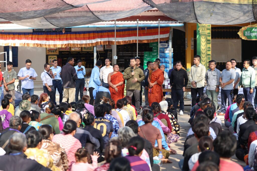 ឯកឧត្តមបណ្ឌិត កៅ ថាច ដឹកនាំគណៈប្រតិភូ និងសប្បុរសជន ចុះសួរសុខទុក្ខ និងនាំយកអំណោយ ចែកជូនប្រជាពលរដ្ឋភៀសសឹក ៣,០០០គ្រួសារ