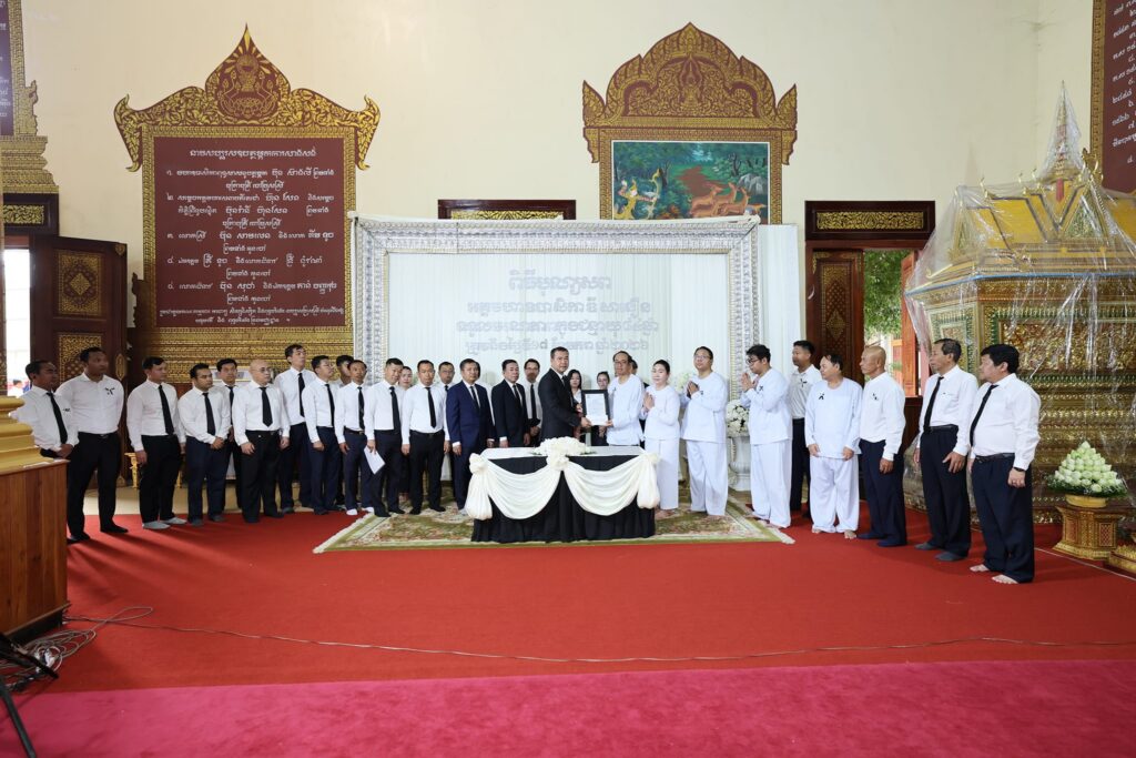 ឯកឧត្ដមបណ្ឌិត កៅ ថាច បានអញ្ជើញគោរពវិញ្ញាណក្ខន្ធសព អគ្គមហាឧបាសិកាពុទ្ធសាសនូបត្ថម្ភក៍ ឌី សានឿន