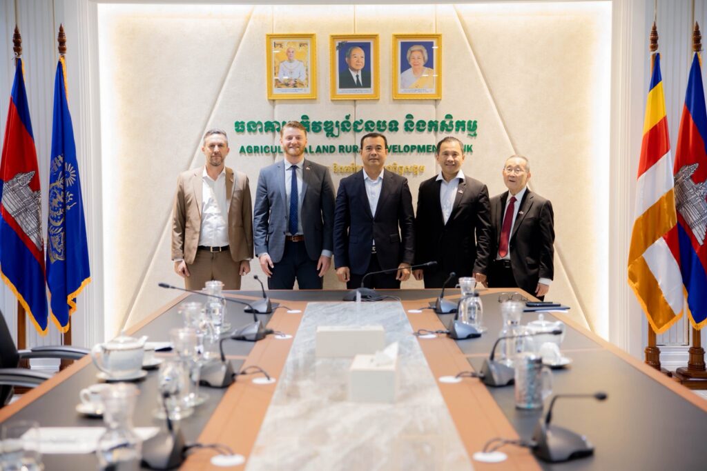 ឯកឧត្ដមបណ្ឌិត កៅ ថាច គាំទ្រ និងជំរុញក្រុមហ៊ុនអាមេរិក Maple Leaf Farms ឱ្យពន្លឿនការវិនិយោគខ្សែចង្វាក់ផលិតកម្មចិញ្ចឹមទា «White Pekin Duck» នៅកម្ពុជា