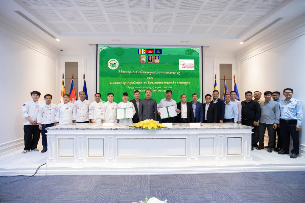 ឯកឧត្តមបណ្ឌិត កៅ ថាច បានអញ្ជើញចូលរួមជាអធិបតីក្នុងសិក្ខាសាលា និងជាសក្សីក្នុងពិធីចុះហត្ថលេខាលើអនុស្សរណៈនៃការយោគយល់គ្នា រវាង សមាគមបណ្តាញកសិករតេជោ និងសមាគមសហគមន៍ចុងភៅកម្ពុជា