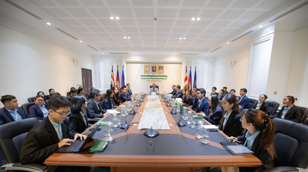 H.E. Dr. Kao Thach presided over a discussion meeting with the research working group of the Akkak Pundit Sapheachar Aun Pornmoniroth Center for Policy Studies and Training (APM Center) and the Agricultural and Rural Development Bank APRACA Center of Excellence-Green Finance to Agriculture (ARDB ACE-GFA Center).