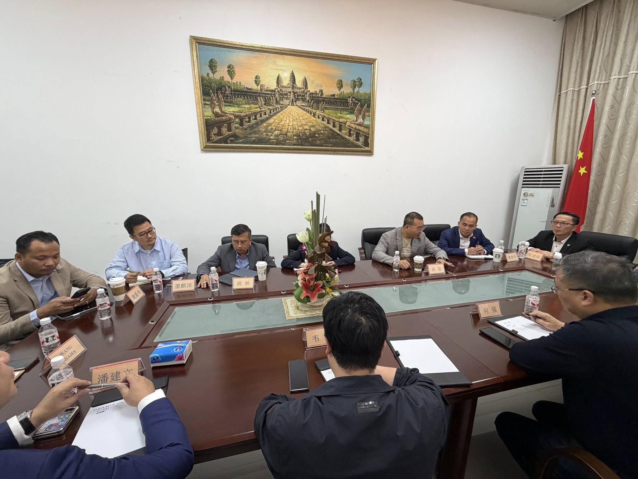 អគ្គនាយក​ធនាគារ​ ARDB បន្ត​ជួប​ពិភាក្សា​ការងារ​ជាមួយក្រុម​អ្នក​វិនិយោគ​លើ​វិស័យ​ស្វាយ​ចន្ទី​ មក​ពី​ខេត្ត​ក្វាងស៊ី​