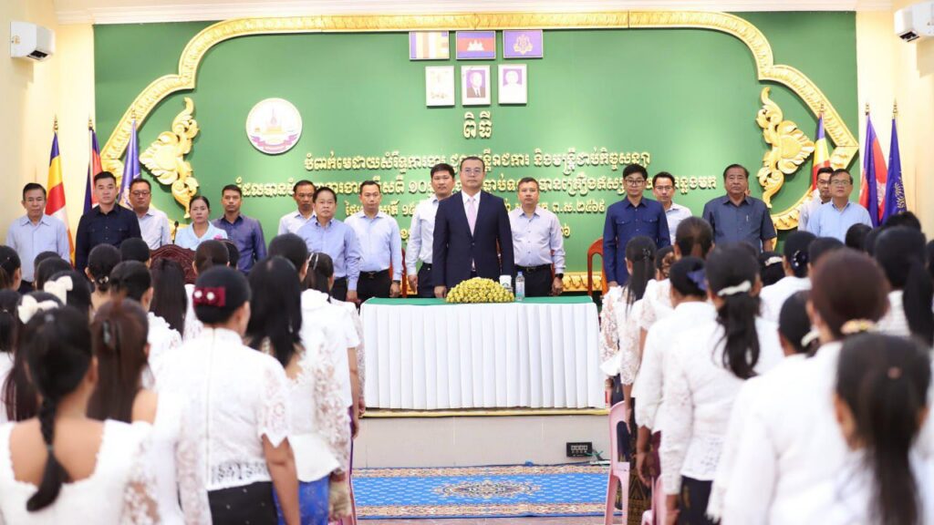 ឯកឧត្តមបណ្ឌិត កៅ ថាច អញ្ជើញចូលរួមជាអធិបតីភាពក្នុងពិធីបំពាក់មេដាយសំរឹទ្ធការងារ ជូនមន្ត្រីរាជការ និងមន្ត្រីជាប់កិច្ចសន្យានៃរដ្ឋបាលស្រុកខ្សាច់កណ្តាលចំនួន ២៣៧នាក់