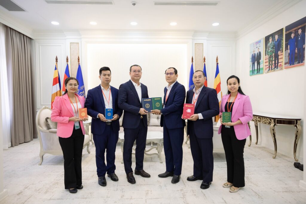 ឯកឧត្ដមបណ្ឌិត កៅ ថាច បានអនុញ្ញាតឱ្យ បណ្ឌិត ទូច គីមស្រ៊ាង សមាជិកក្រុមប្រឹក្សាជាតិភាសាខ្មែរ និងជាប្រធានសមាគមទ្រទ្រង់អក្សរសាស្ត្រនិងវប្បធម៌ខ្មែរ និងសហការី ចូលជួបសម្ដែងការគួរសម