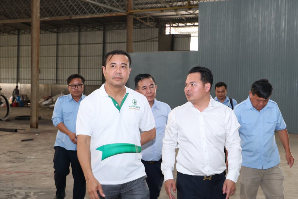 ឯកឧត្តមបណ្ឌិត កៅ ថាច អគ្គនាយកធនាគារARDB និងសហការីអញ្ជើញចុះពិនិត្យមើលដំណេីការតំឡេីងរោងចក្រផលិតជីសរីរាង្គមួយកន្លែងនៅខេត្តស្វាយរៀង