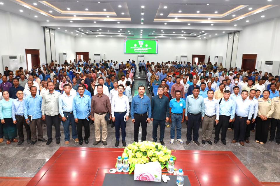 ឯកឧត្តមបណ្ឌិត កៅ ថាច អញ្ជើញជួបសំណេះសំណាលនិងសួរសុខទុក្ខជាមួយប្រជាកសិករស្ថិតក្នុងស្រុកកៀនស្វាយ ខេត្តកណ្តាល