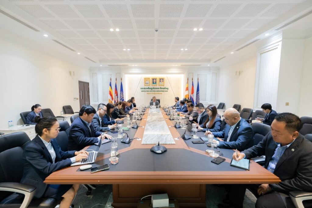 His Excellency Dr. KAO Thach chairs the Agricultural and Rural Development Bank Management Meeting