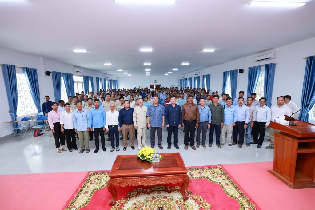 ឯកឧត្តមបណ្ឌិត កៅ ថាច បន្តអញ្ជើញចូលរួមសំណេះសំណាល និងសួរសុខទុក្ខជាមួយប្រជាកសិករជាង៥០០នាក់ក្នុងក្រុងសំពៅពូន