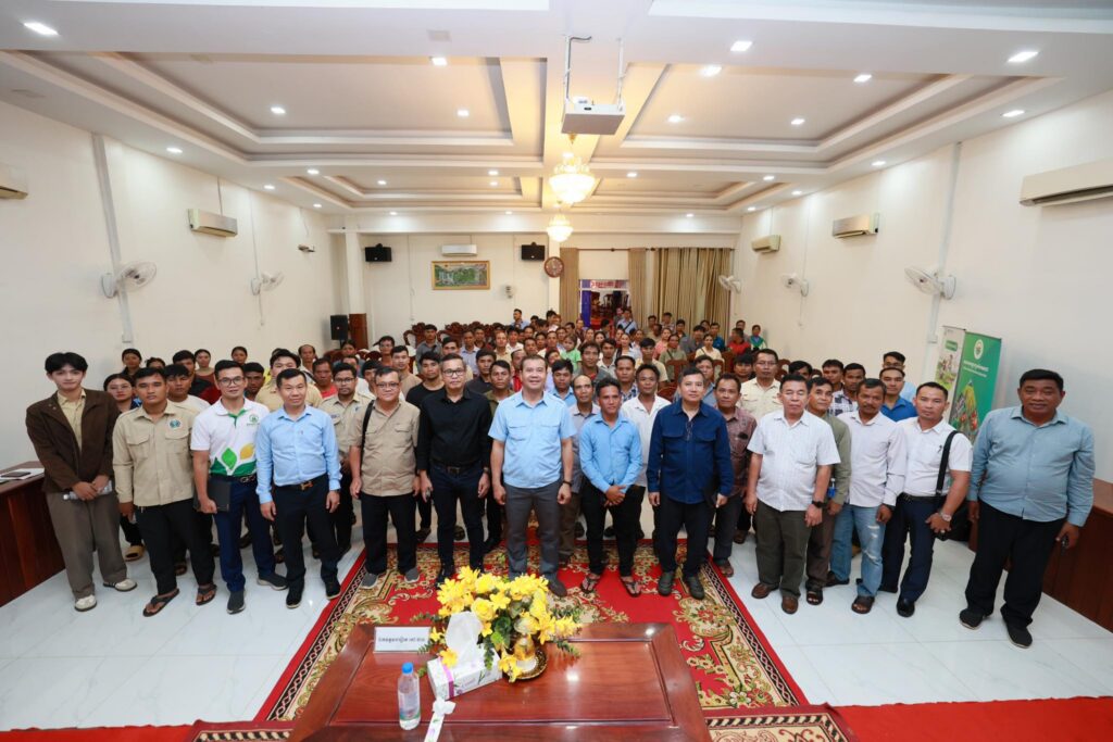 ឯកឧត្តមបណ្ឌិត កៅ ថាច លើកទឹកចិត្តឲ្យកសិករពិចារណាប្តូរទម្លាប់ធ្វើកសិកម្ម បើមិនដូច្នោះទេ នឹងគេចពុំរួចពីបំណុលកេីននោះឡើយ