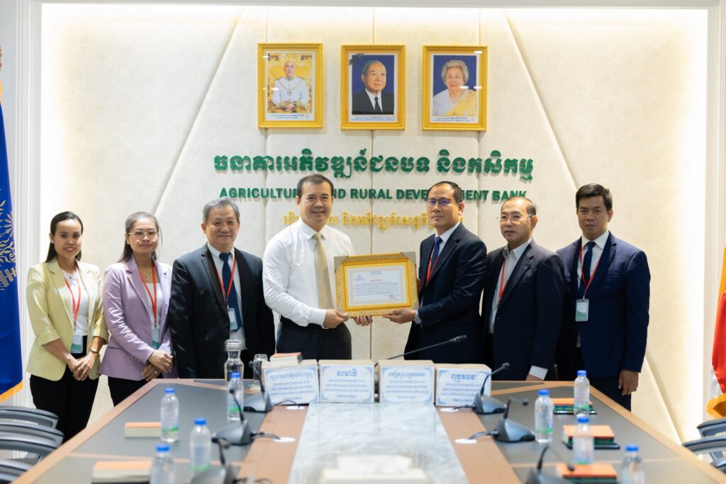 ឯកឧត្ដមបណ្ឌិត កៅ ថាច បានអនុញ្ញាតឱ្យ បណ្ឌិត ទូច គឹមស្រ៊ាង ប្រធានសមាគមអក្សរសាស្ត្រ និងវប្បធម៌ខ្មែរ និងសហការី ចូលជួបសំដែងការគួរសម និងការប្រគល់-ទទួលសៀវភៅ