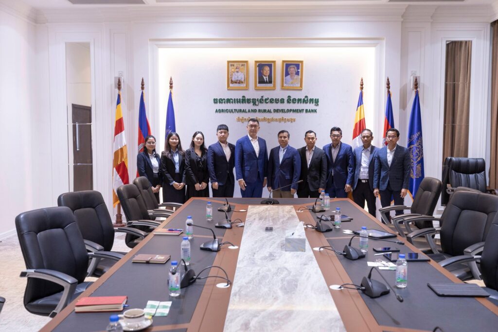 ឯកឧត្តម បាន លឹម អគ្គនាយករងនៃធនាគារ ARDB រួមទាំងសហការីបានដឹកនាំកិច្ចប្រជុំពិភាក្សាជាមួយតំណាង ធនាគារចិន (ហុងកុង)សាខាភ្នំពេញ