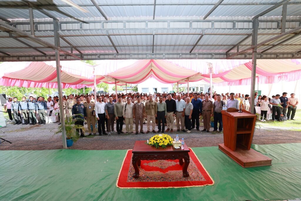ឯកឧត្តមបណ្ឌិត កៅ ថាច អញ្ជើញជួបសំណេះសំណាលជាមួយប្រជាកសិករនៅស្រុកដងទង់ ខេត្តកំពត