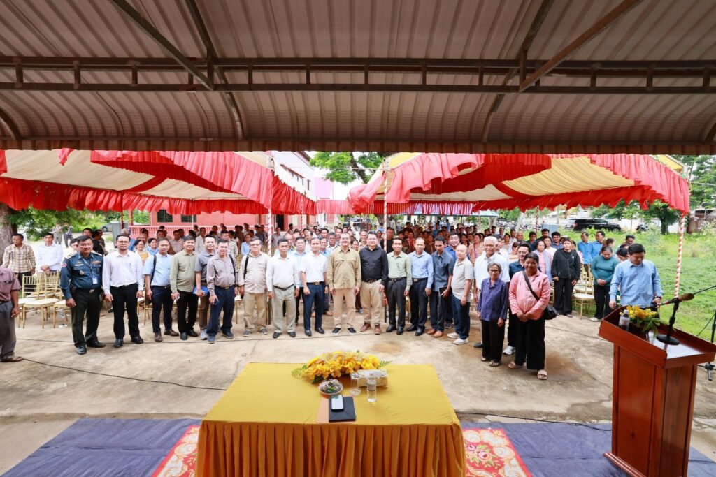ឯកឧត្តមបណ្ឌិត  កៅ ថាច អញ្ជើញជួបសំណេះសំណាលជាមួយប្រជាកសិករនៅស្រុកកំពង់ត្រាច ខេត្តកំពត