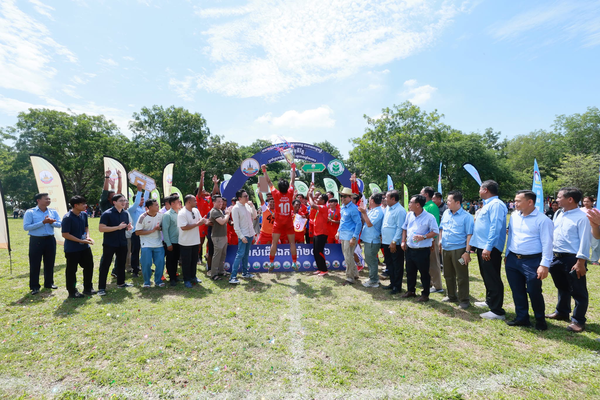 ឯកឧត្តមបណ្ឌិត កៅ ថាច  ណែនាំដល់ក្រុមយុវជននៅស្រុកខ្សាច់កណ្តាល ឲ្យខិតខំរៀនសូត្រ ដើម្បីមានចំណេះដឹងប្រកបដោយវិជ្ជាជីវៈខ្ពស់ ហេីយរកលុយបានច្រើន និងចូលរួមបម្រើប្រទេសជាតិ (Learn, Earn and Serve)