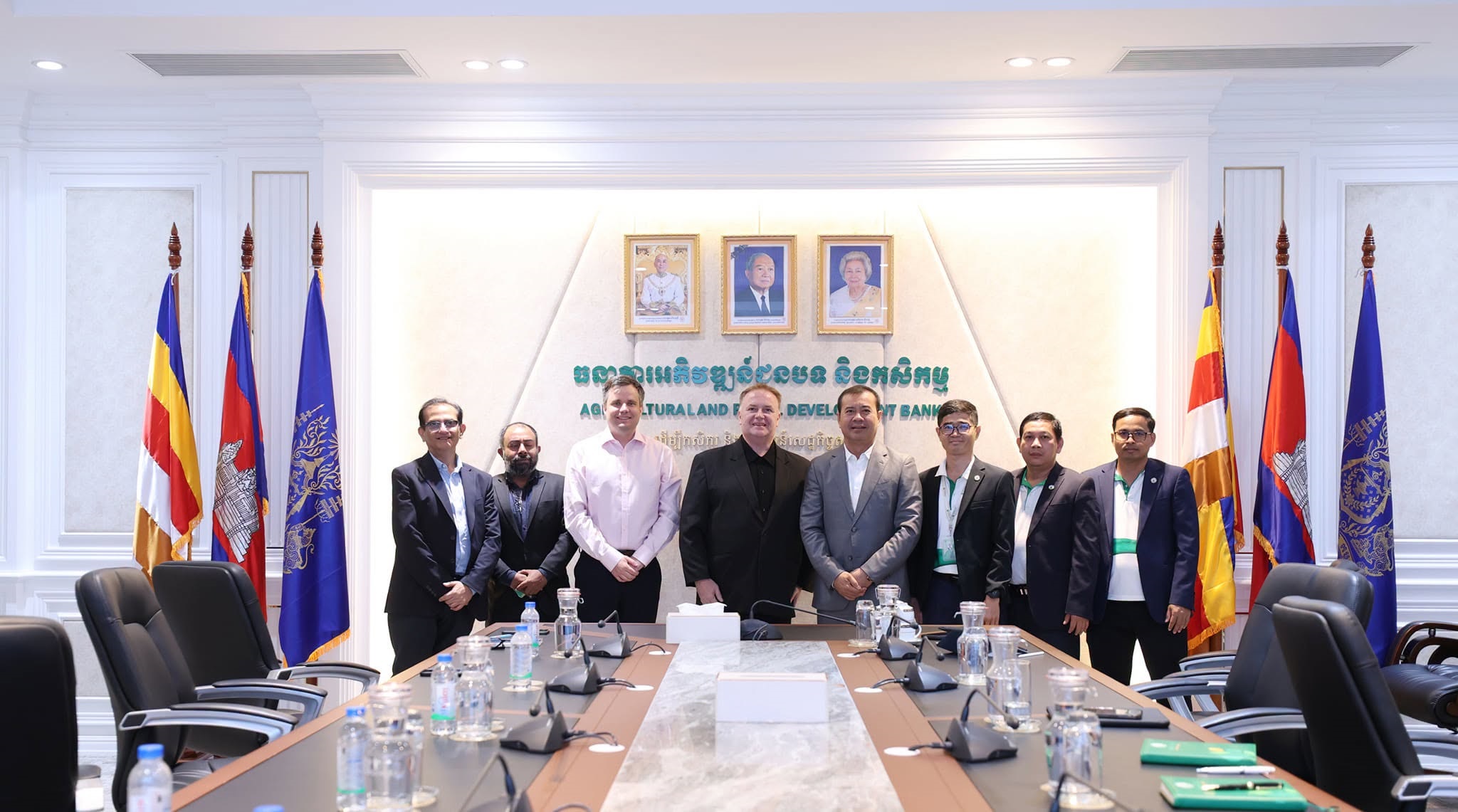 HE. Dr. Kao Thach chaired discussion with the representatives of Pomelo Group