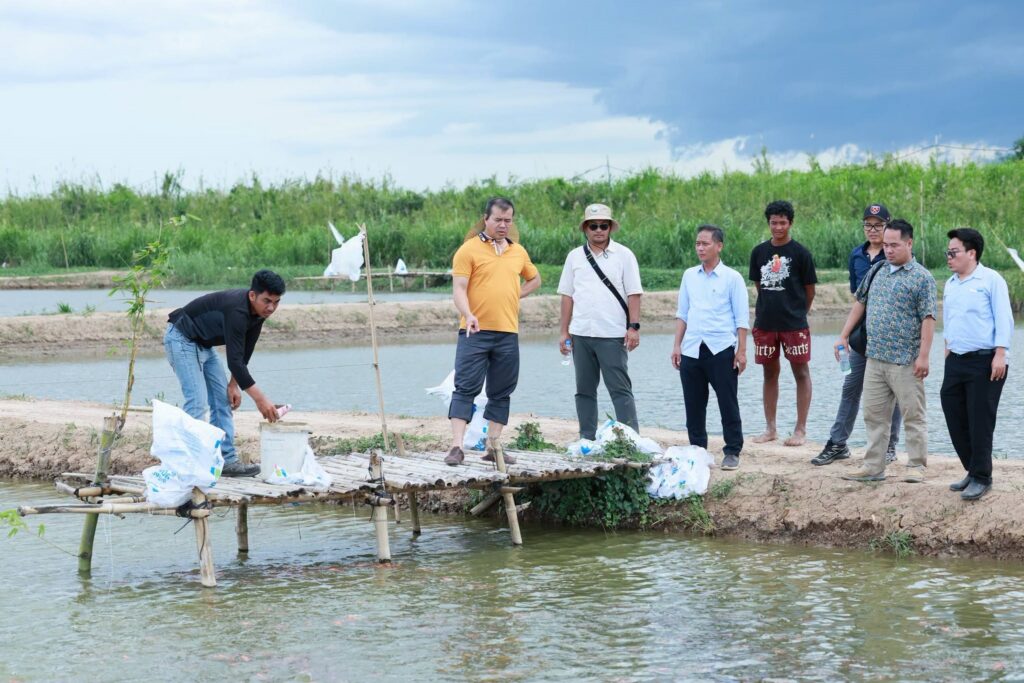 ឯកឧត្តមបណ្ឌិត កៅ ថាច និងសហការីអញ្ជើញចុះពិនិត្យកសិដ្ឋានចិញ្ចឹមត្រីទីឡាព្យានៅស្រុកកោះធំ ខេត្តកណ្តាល