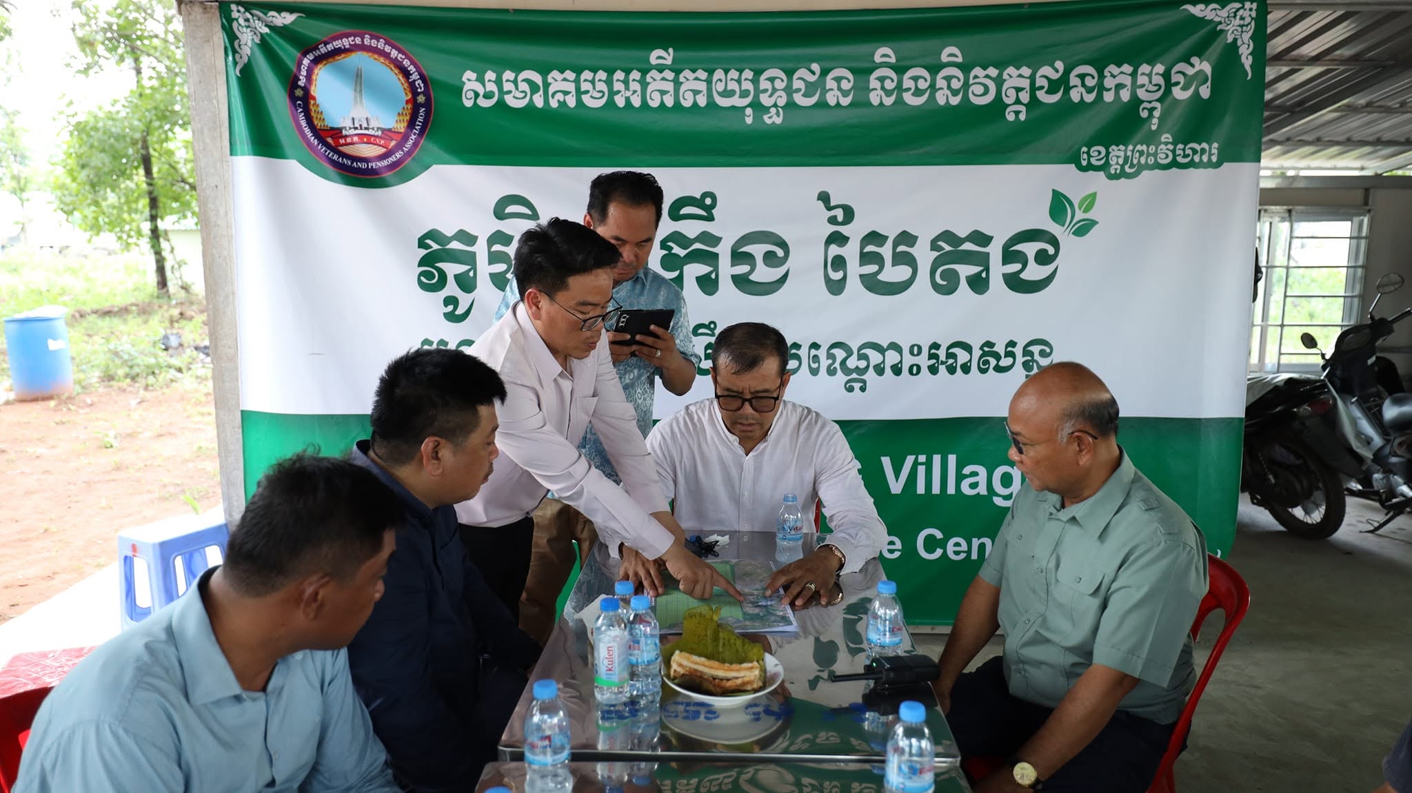 ឯកឧត្តមបណ្ឌិត កៅ ថាច ចុះស្វែងយល់ពីការដាំដំណាំកាហ្វេក្រោមដើមស្វាយចន្ទី និងពិនិត្យគម្រោងផលិតកម្មវារីវប្បកម្ម និងផលិតកម្មសត្វ នៅទីតាំងជនភៀសសឹក ខេត្តព្រះវិហារ