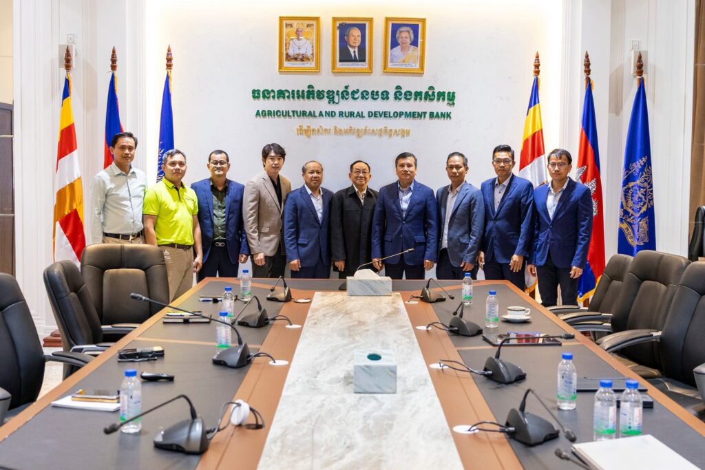 ធនាគារ ARDB និងក្រុមហ៊ុន Seeds and Feed ជួបពិភាក្សាគ្នាអំពីលទ្ធភាព លើការពង្រីកផ្តល់ឥណទាន និងសេវាធនាគារ ជូនដល់ប្រជាកសិករ និងសហគមន៍កសិកម្ម ជាពិសេសការគាំទ្រដល់កសិកម្មតាមកិច្ចសន្យា