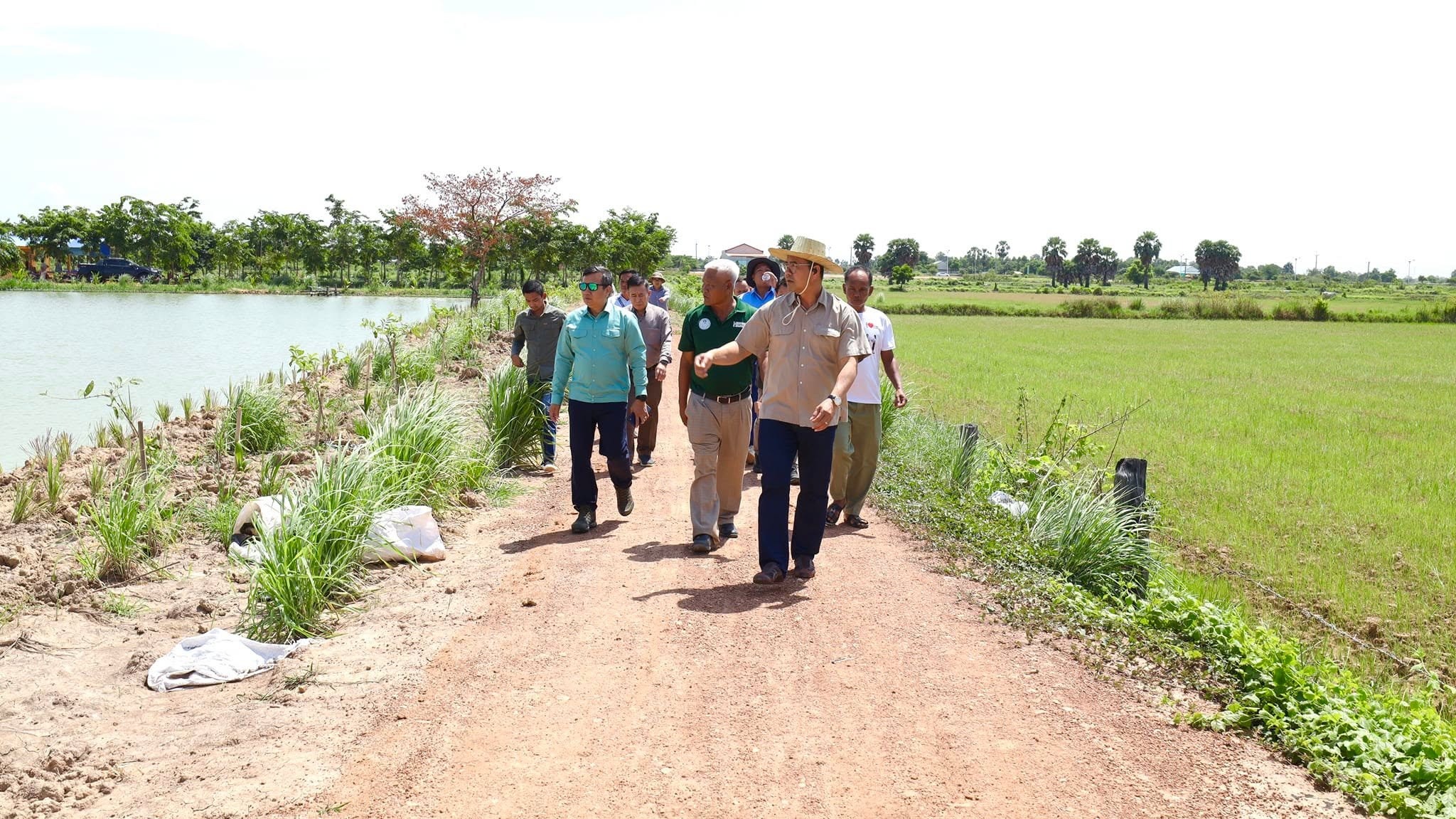 ឯកឧត្តមបណ្ឌិតប្រតិភូ កៅ ថាច កោតសរសើរស្នាដៃកែច្នៃចំណីត្រីរបស់ លោក សុត សឿន ក្នុងការចិញ្ចឹមត្រីប្រា និងត្រីឆ្ពិន សម្រាប់ផ្គត់ផ្គង់លើទីផ្សារក្នុងខេត្តពោធិ៍សាត់