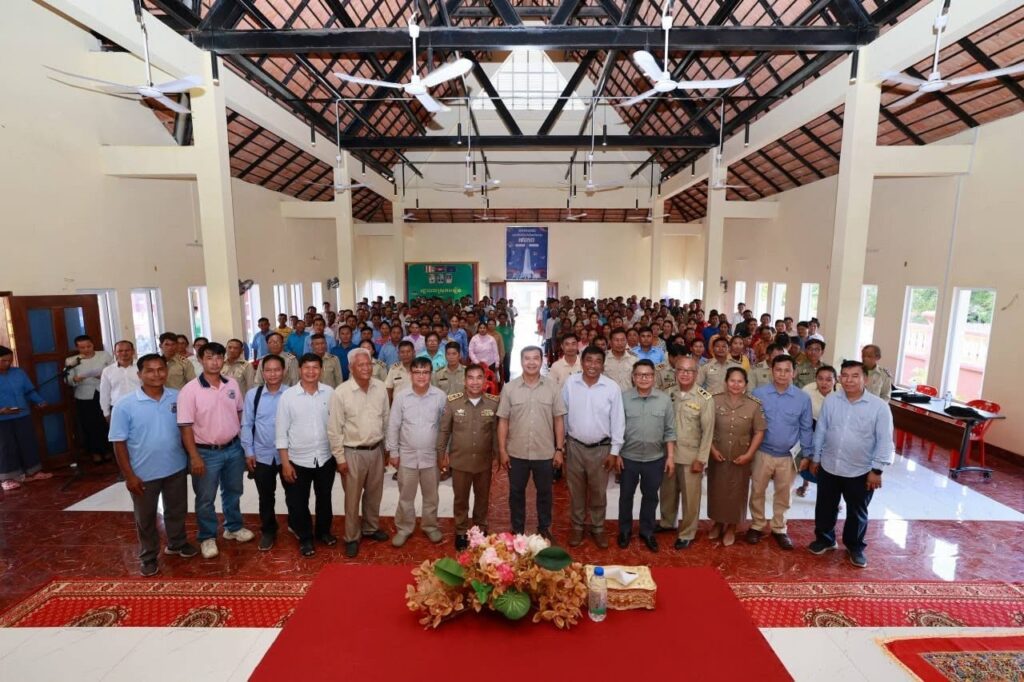 ឯកឧត្តមបណ្ឌិត កៅ ថាច ប្រាប់គន្លឹះសំខាន់ៗដល់កសិករនៅស្រុករវៀងខេត្តព្រះវិហារអំពីប្រសិទ្ធភាពនៃការធ្វើស្រែ បើសិនធ្វើមិនចំណេញគួរប្តូរទៅដាំដំណាំផ្សេងដែលមានទីផ្សារ សមស្របនឹងស្ថានភាពដី ដើម្បីបង្កើនប្រាក់ចំណូល