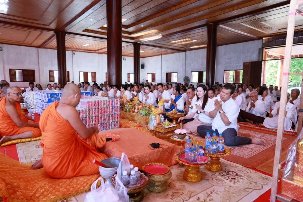 ឯកឧត្តមបណ្ឌិត កៅ ថាច និងលោកជំទាវ សួរ សុខគីម ប្រគេនទៀនព្រះវស្សា ទេយ្យទាន និងបច្ច័យ ដល់ព្រះសង្ឃគង់ចាំព្រះវស្សានៅវត្តប្រាសាទគោកបេង