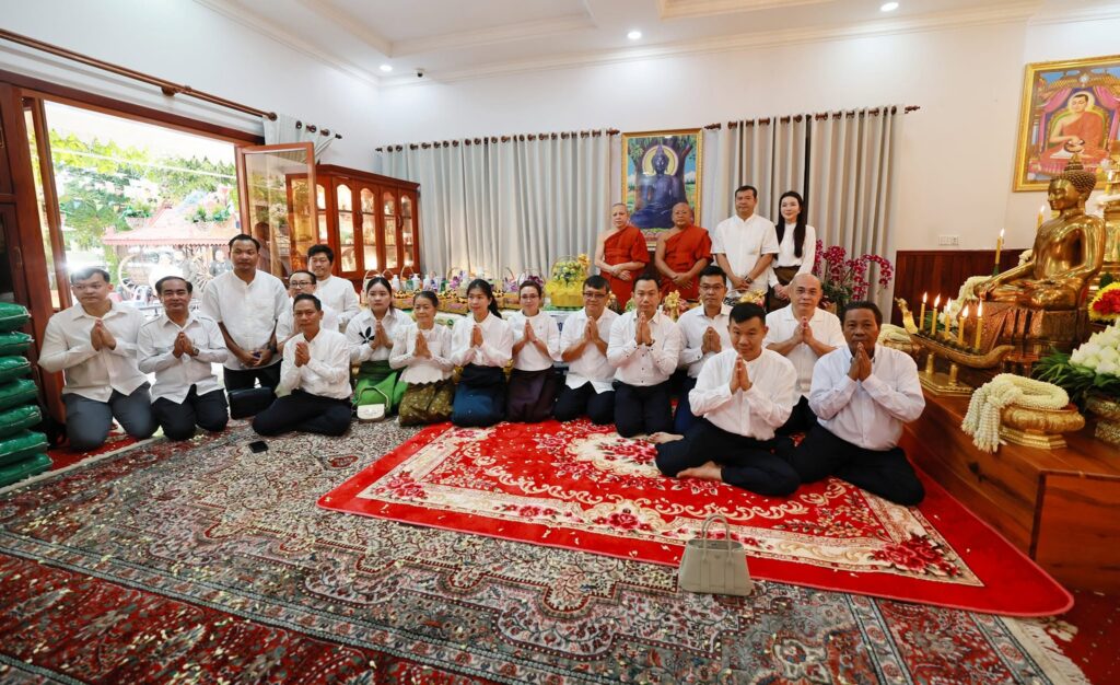ឯកឧត្តមបណ្ឌិត កៅ ថាច និងលោកជំទាវ សួរ សុខគីម អញ្ជើញប្រគេនទៀនព្រះវស្សា ទេយ្យទាន និងបច្ច័យ​ ដល់ព្រះសង្ឃ​គង់ចាំព្រះវស្សា ក្នុងវត្តបទុមវត្តី រាជធានីភ្នំពេញ