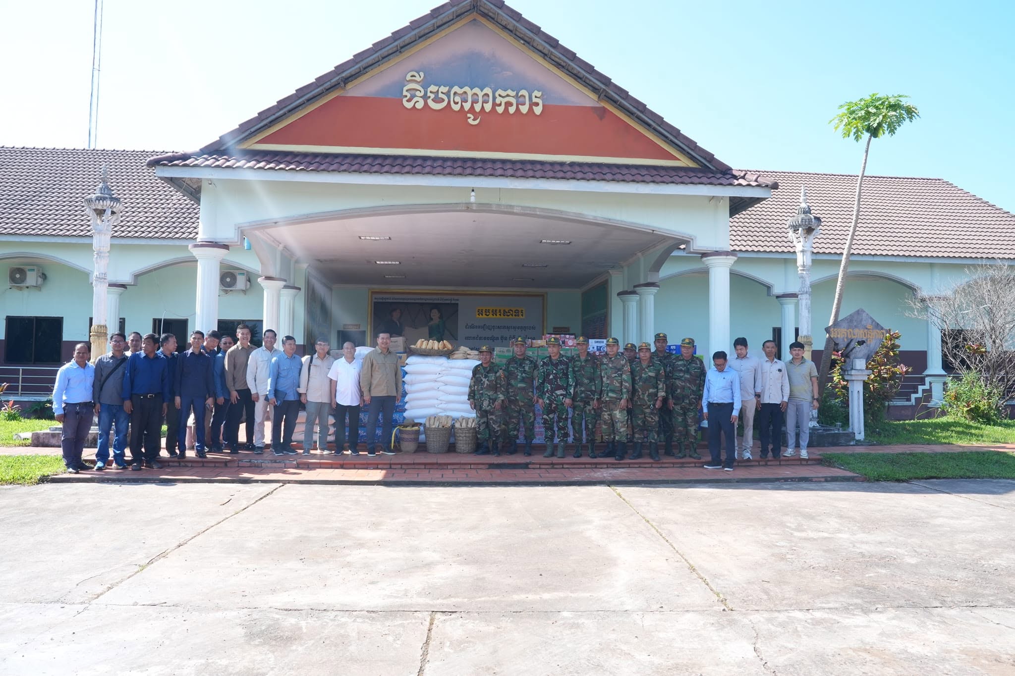 ឯកឧត្តមបណ្ឌិត កៅ ថាច អញ្ជើញចុះសួរសុខទុក្ខ លើកទឹកចិត្តនាយទាហាន និងពលទាហានកងពលតូចអន្តរាគមន៍លេខ៨ ក្នុងឱកាសបុណ្យភ្ជុំបិណ្ឌ