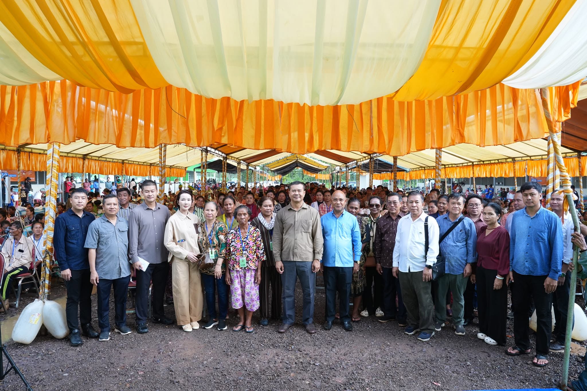 ឯកឧត្តមបណ្ឌិត កៅ ថាច និងលោកជំទាវ ចុះសួរសុខទុក្ខ និងចែកអំណោយជូនពលរដ្ឋភៀសសឹកជាង ៧០០គ្រួសារ និងជំរុញការបង្កើតមុខរបររកប្រាក់ចំណូល