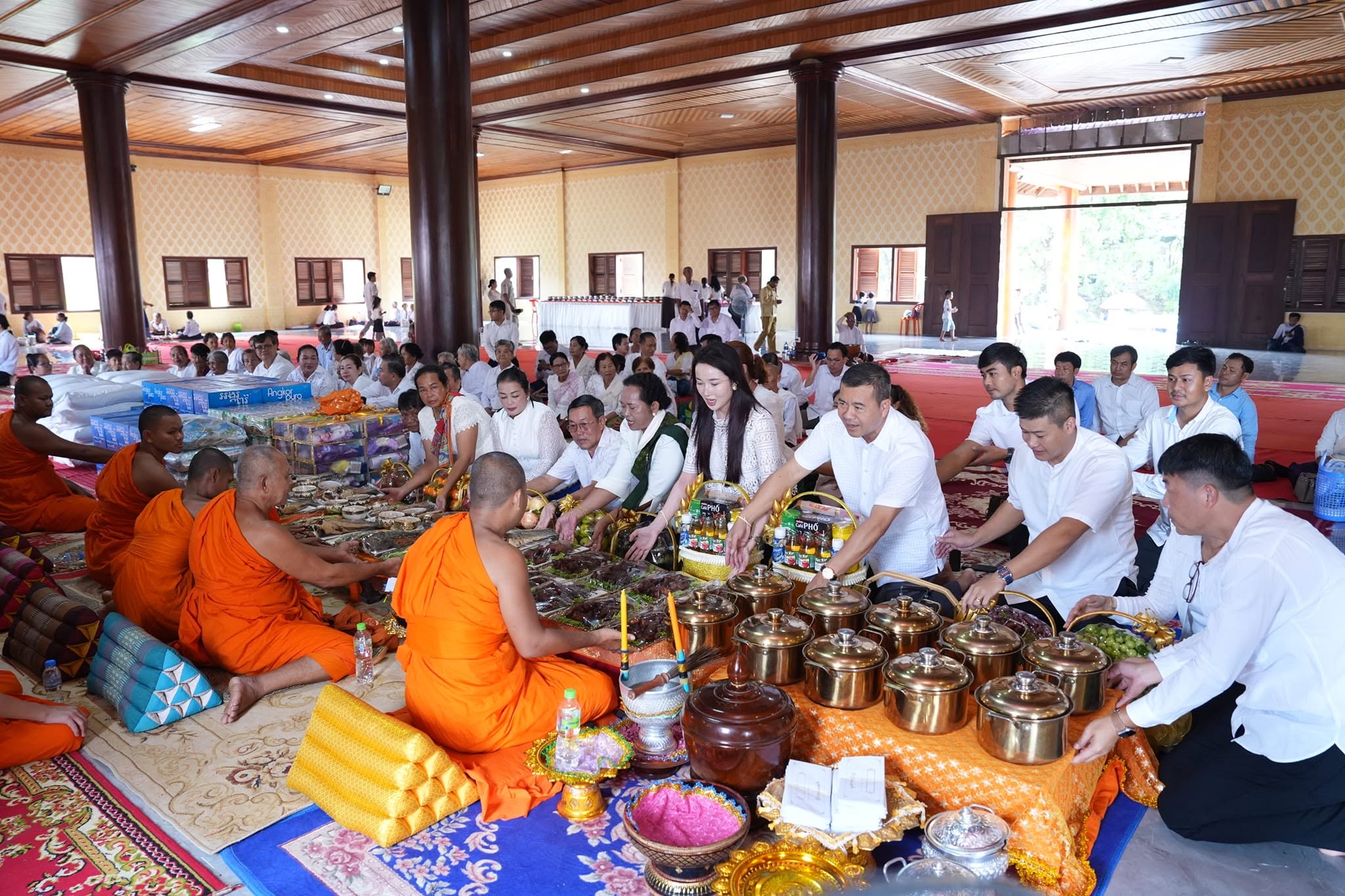 ឯកឧត្តមបណ្ឌិត កៅ ថាច និងលោកជំទាវ សួរ សុខគីម​ អញ្ជើញចូលរួមពិធីកាន់បិណ្ឌ​ទី៥​ នៅវត្តប្រាសាទគោកបេង ខេត្តព្រះវិហារ