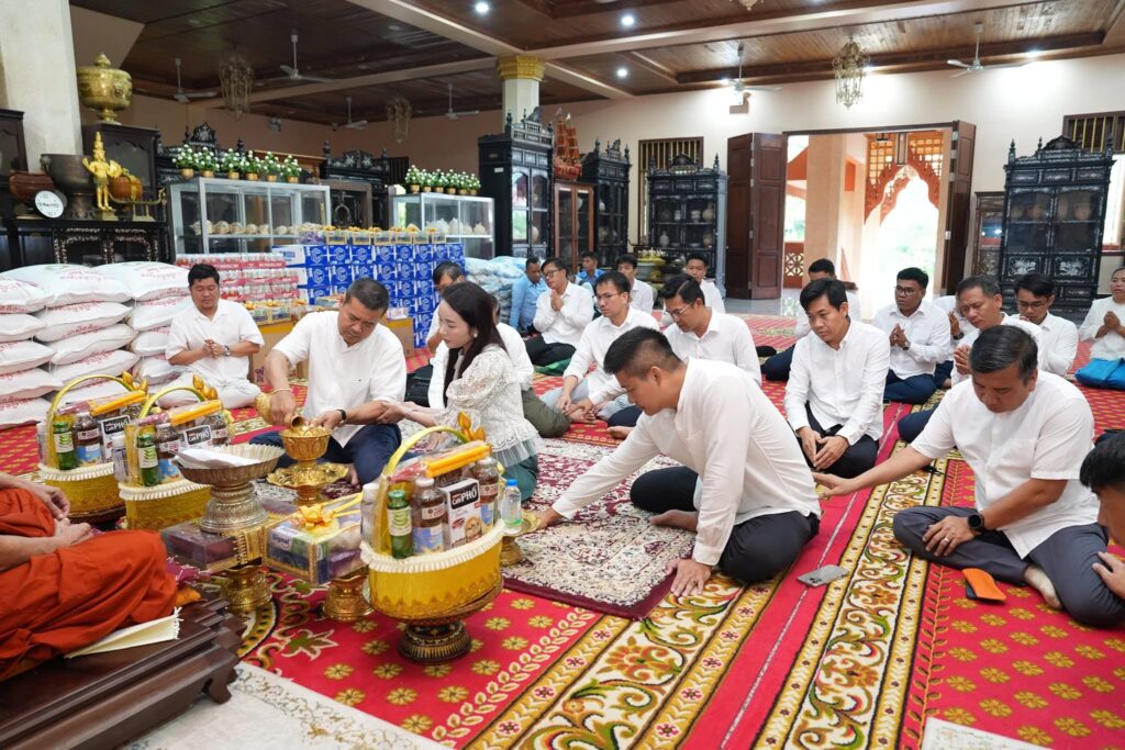 ឯកឧត្តមបណ្ឌិត កៅ ថាច​ និងលោកជំទាវ សួរ សុខគីម​ អញ្ជើញដឹកនាំសហការីចូលរួមពិធីបុណ្យកាន់បិណ្ឌទី៦ នៅវត្តរាជបូណ៌​ ខេត្តសៀមរាប