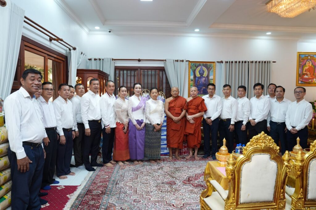 ឯកឧត្តមបណ្ឌិត កៅ ថាច និងលោកជំទាវ សួរ សុខគីម​ ព្រមទាំងសហការីនៃធនាគារARDB នាំយកទេយ្យវត្ថុ និងបច្ច័យមួយចំនួនប្រគេនព្រះសង្ឃនៅវត្តបទុមវតី ដើម្បីចាត់ចែងសម្រាប់ពិធីបុណ្យភ្ជុំបិណ្ឌ